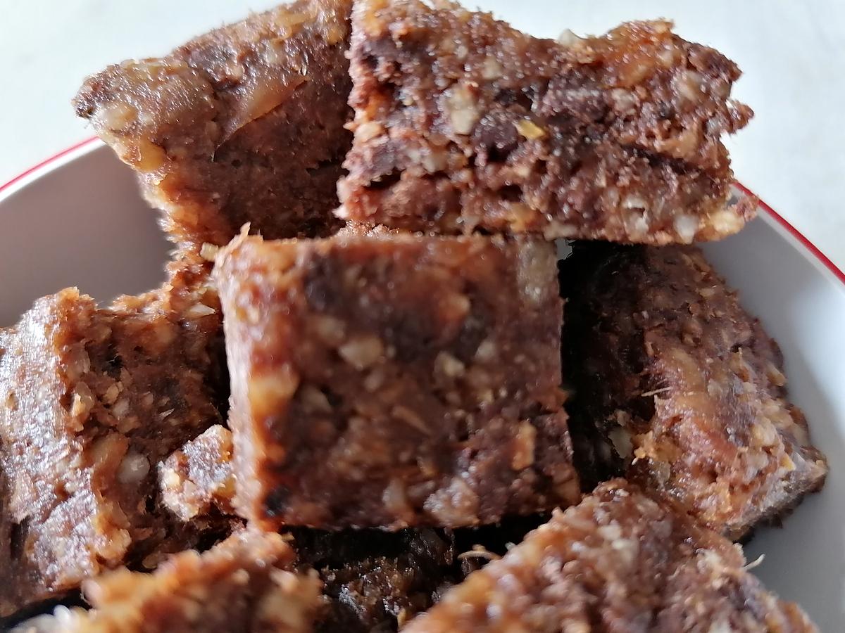 recette petits carrés aux dattes, noisettes et chocolat