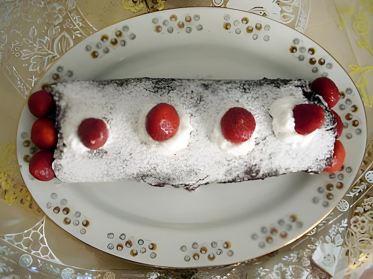 recette biscuit roulé au chocolat , à la crème chantilly et aux fraises