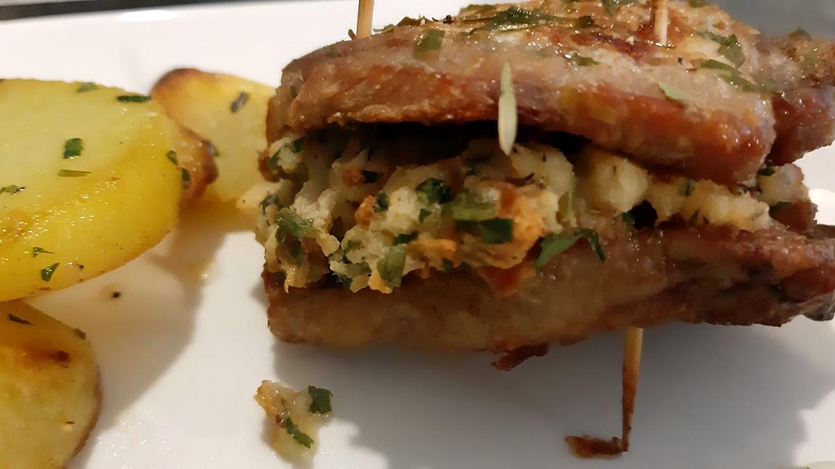 recette Cote de pOrc farci aux herbes ( sauce ail et persil )