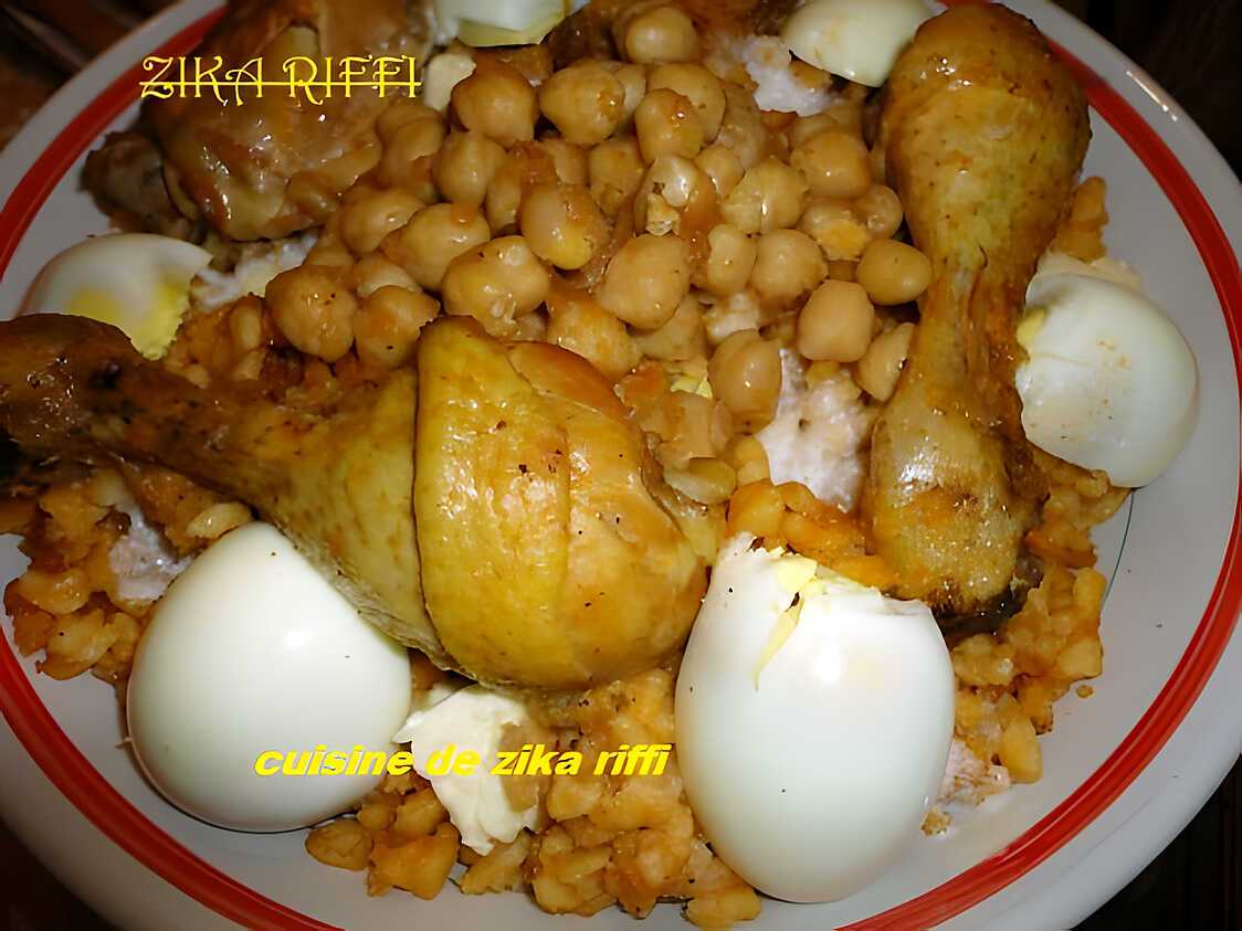 CHAKHCHOUKHA SAUCE ROUGE POULET ET OEUFS DURS