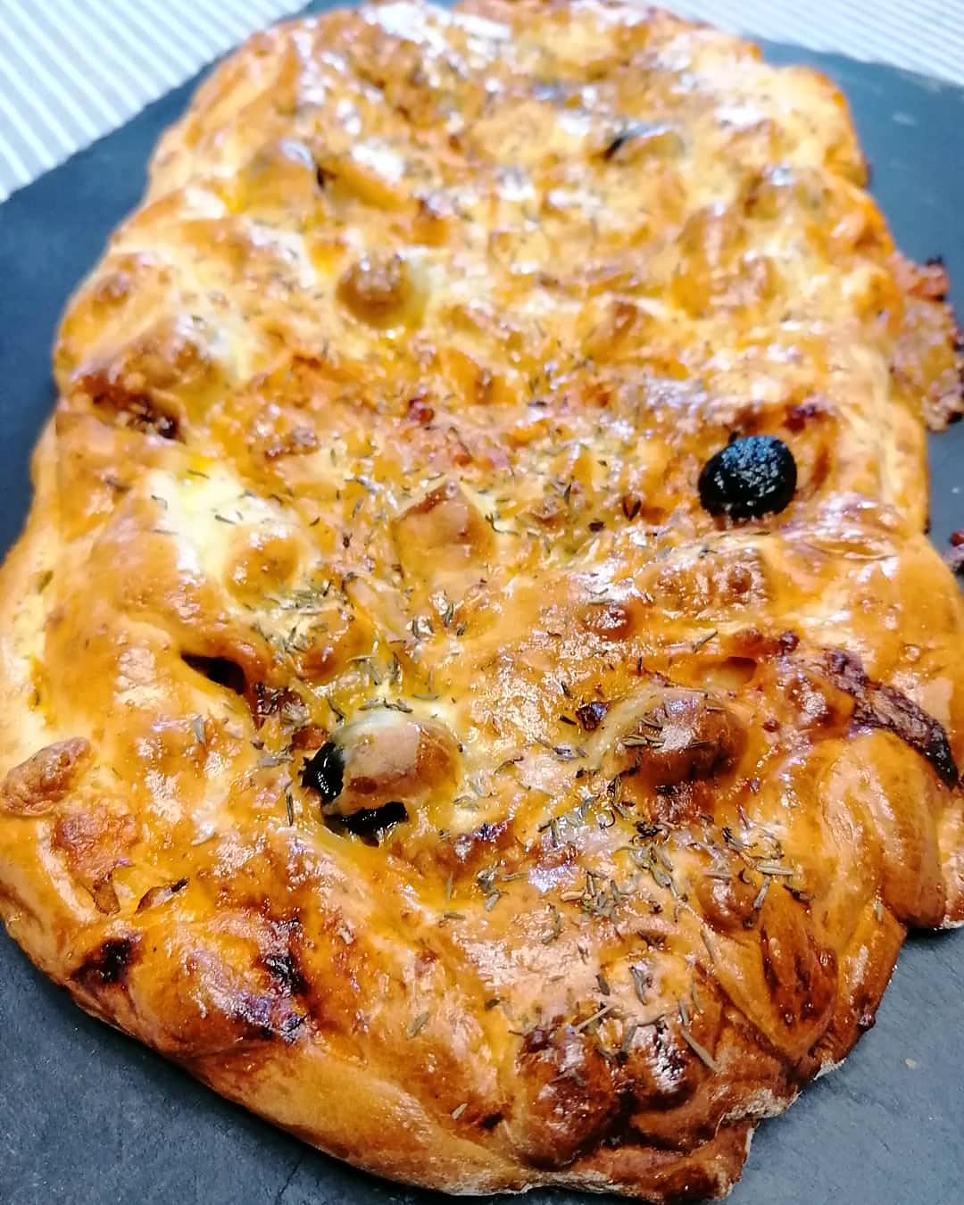 recette Fougasse aux olives noires tomates séchées mozzarella, romarin et thym