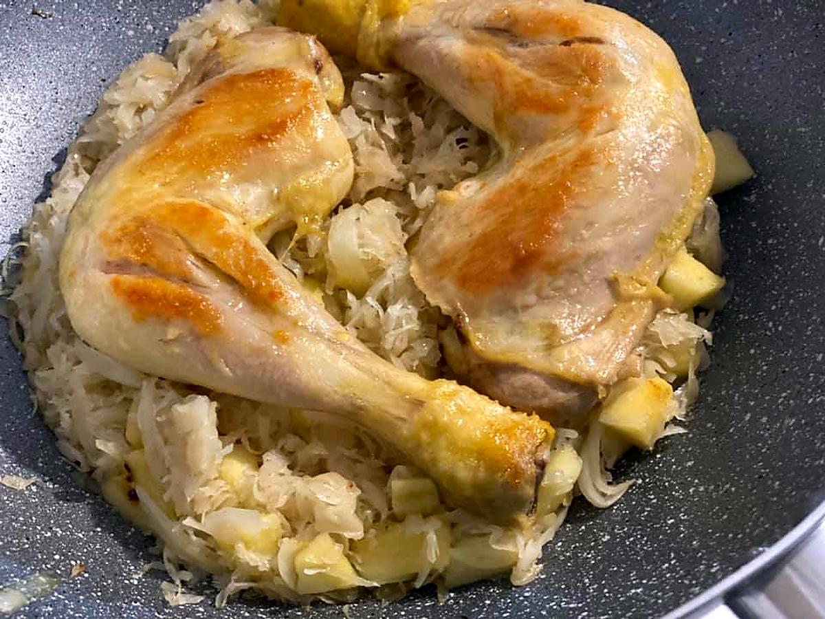 recette CUISSES DE POULET à la POMME et à la CHOUCROUTE