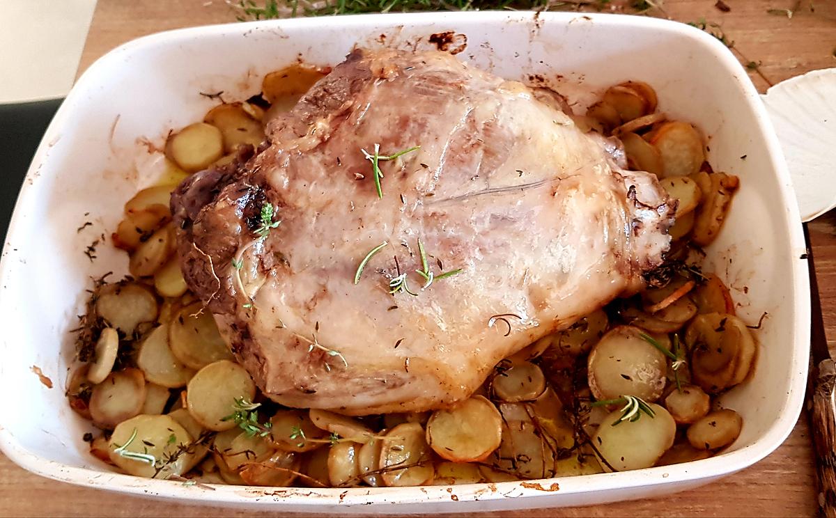 recette Gigot d'agneau cuisson lente sur lit de fleurs de thym et romarin