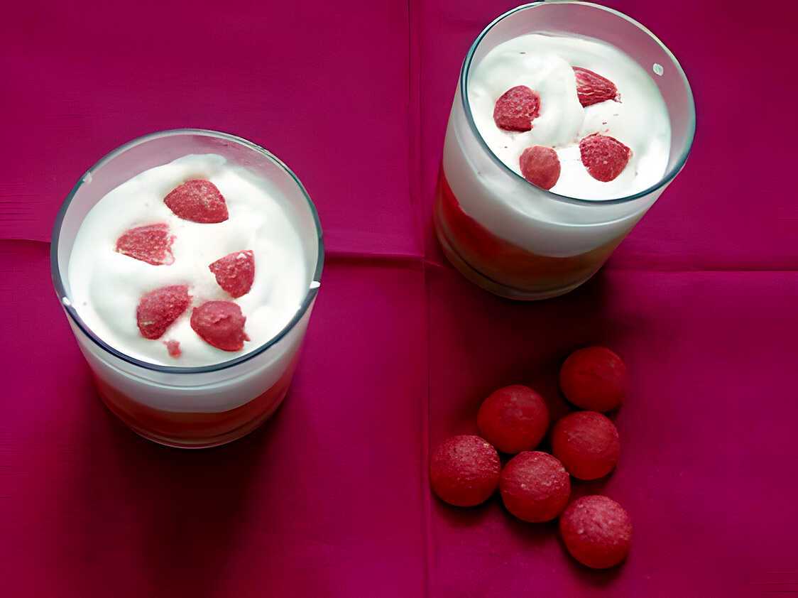 Recette de VERRINES A LA COMPOTE DE NECTARINE, MASCARPONE ET FRAISE