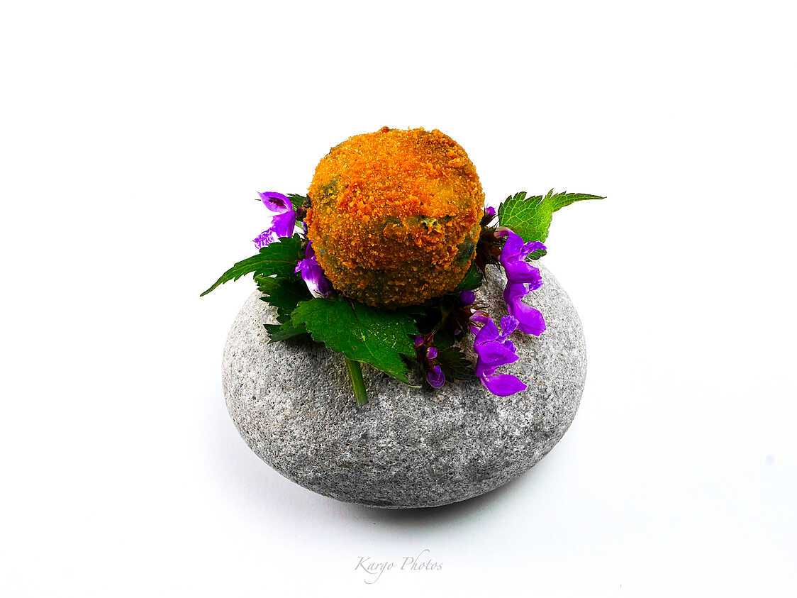 Croquette de pomme de terre à l'ail des ours, et fromage de brebis, vinaigrette carotte miel.