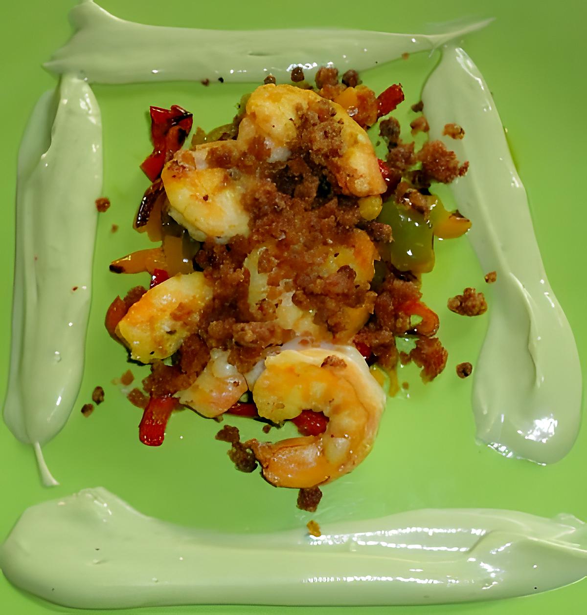 recette GAMBAS CRUMBLE DE CHORIZO SPECULOOS SUR UN LIT DE POIVRONS MOUSSE D'AVOCAT