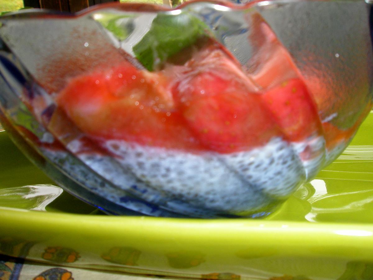 recette Verrine de rhubarbe fraise aux graines de chia et lait de coco