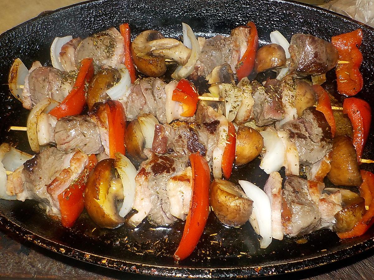 recette Brochettes de boeuf,lard,champignons,poivron rouge,oignon