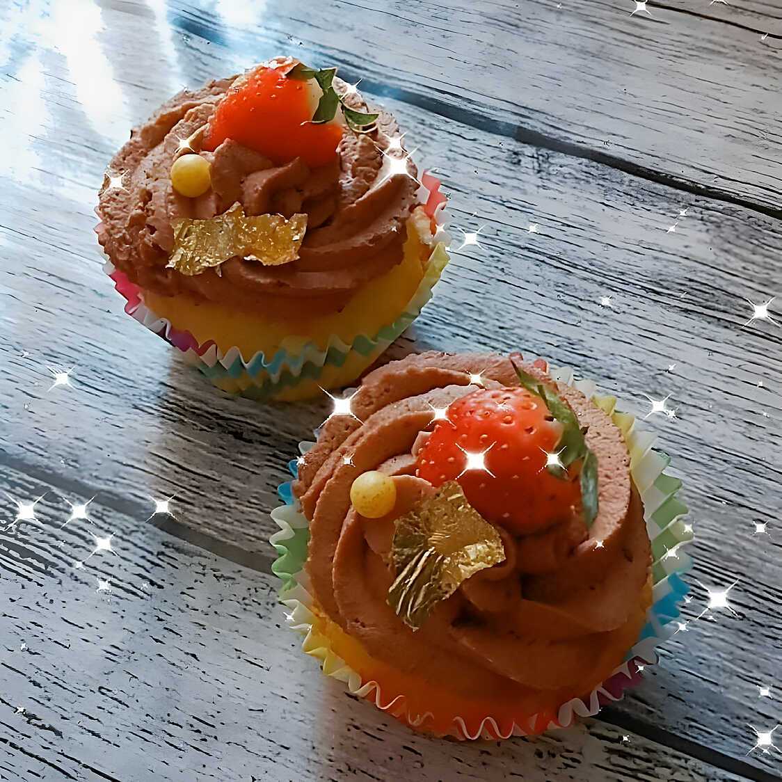 Cupcakes fourrée a la fraise chantilly chocolat