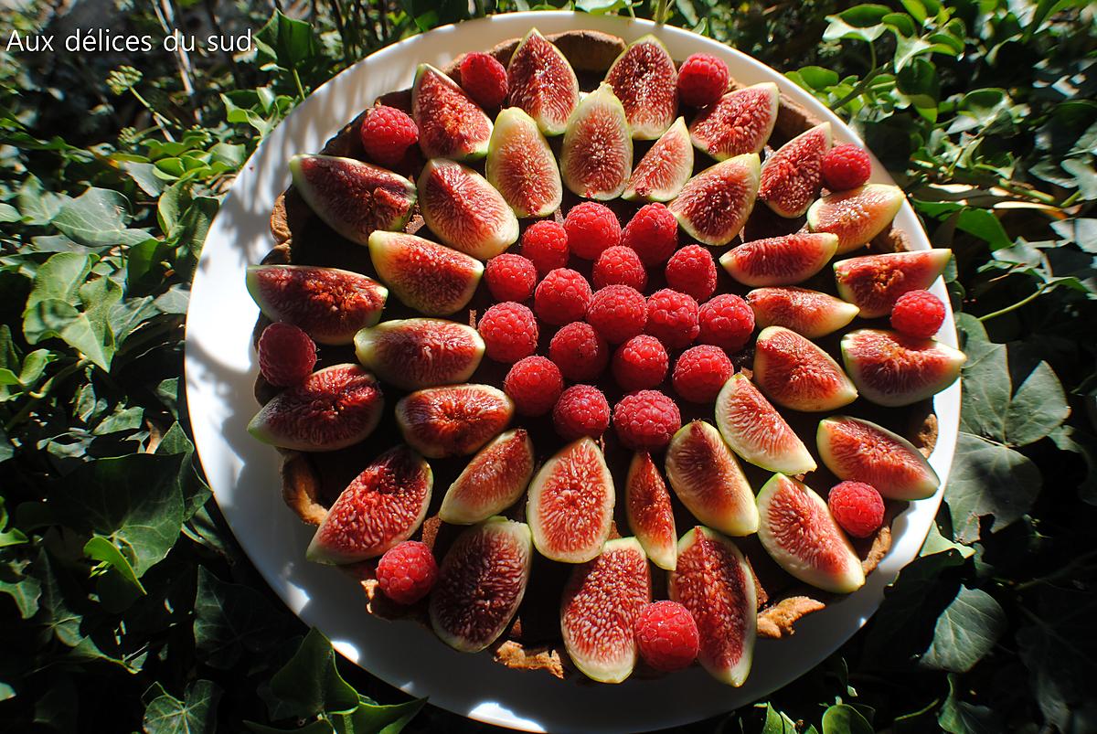 recette Tarte à la mousse au chocolat , figues et framboises .