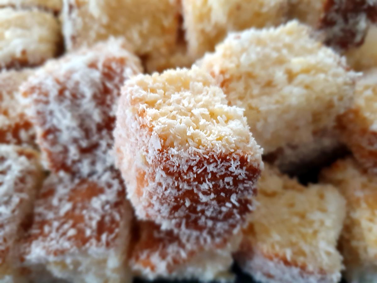 recette Gâteau mouillé à la noix de coco ( petits carrés pécher des anges )