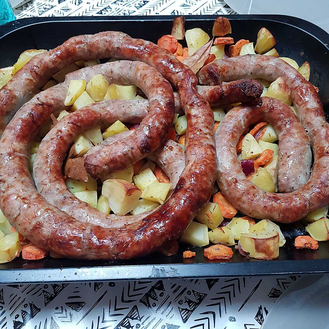 Saucisse et pommes de terre au four