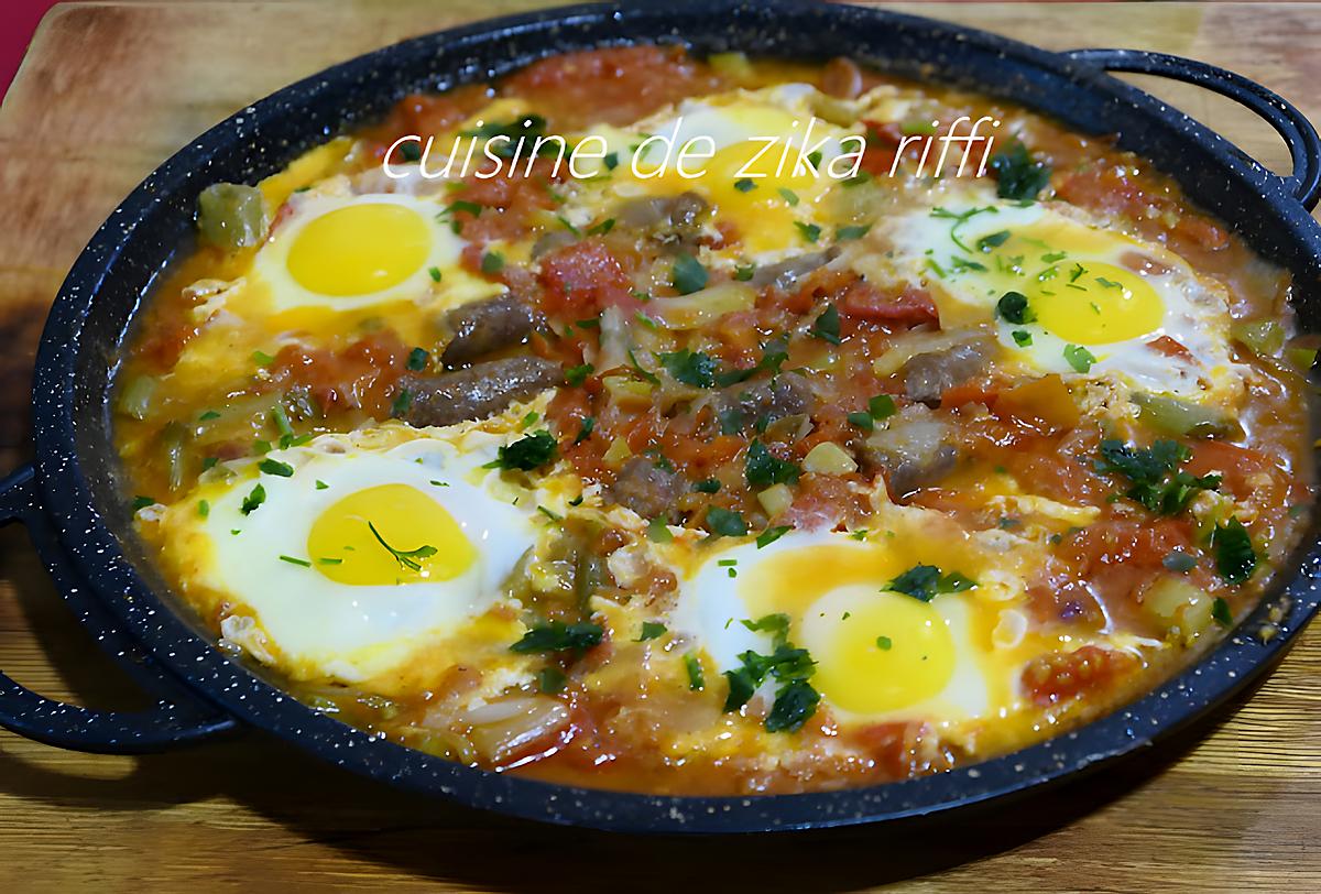 recette Chakchouka- Shakshuka Bônoise d'hiver aux oignons verts œufs et merguez