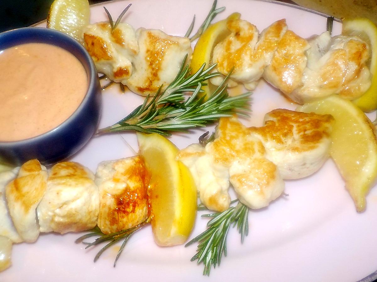 recette Brochettes de poulet au citron et romarin,sauce au yaourt