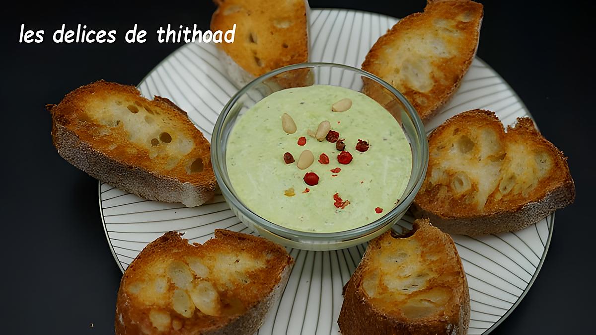 recette DIP de petits pois, st môret, pignons de pin et baies roses