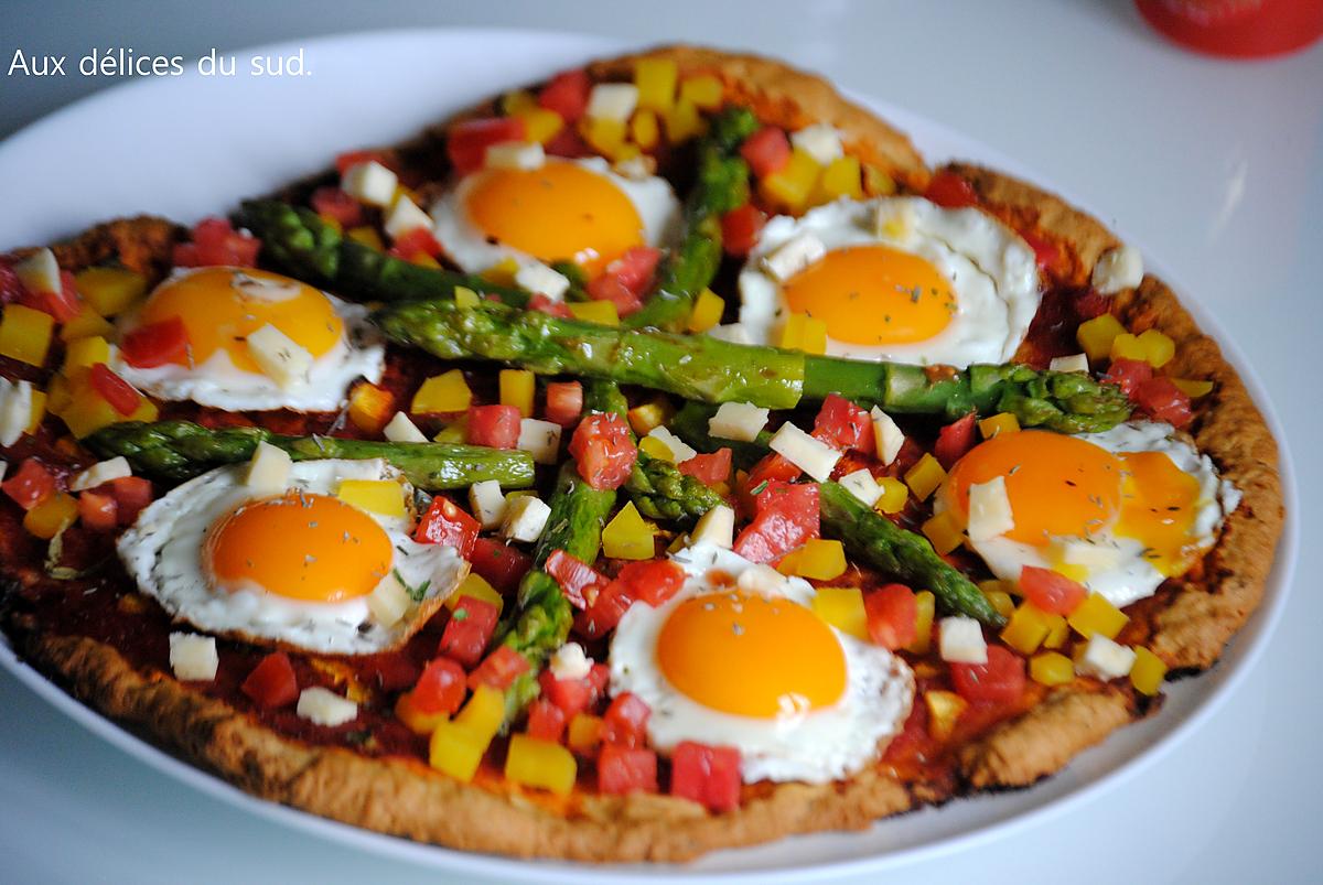 recette Pizza aux asperges vertes et oeufs .