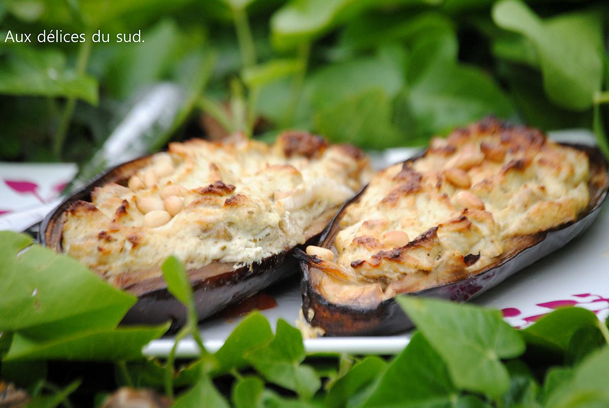 recette Aubergines farcies à la ricotta , pesto et pignons .