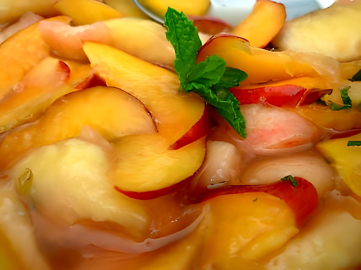 recette Carpaccio de pêches et nectarines à la menthe et basilic citron.