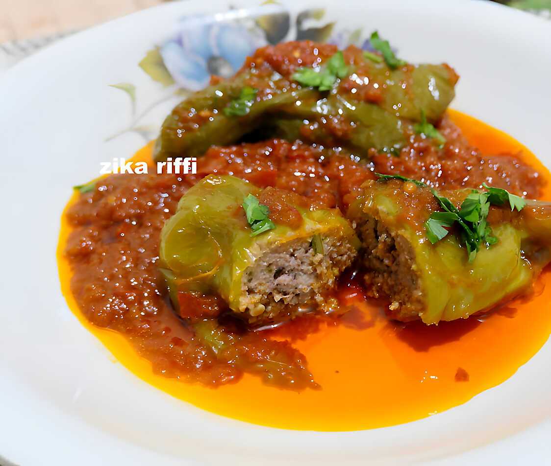 Recette de Poivrons farcis viande hachée au boulgour et sauce tomate cuisson au four
