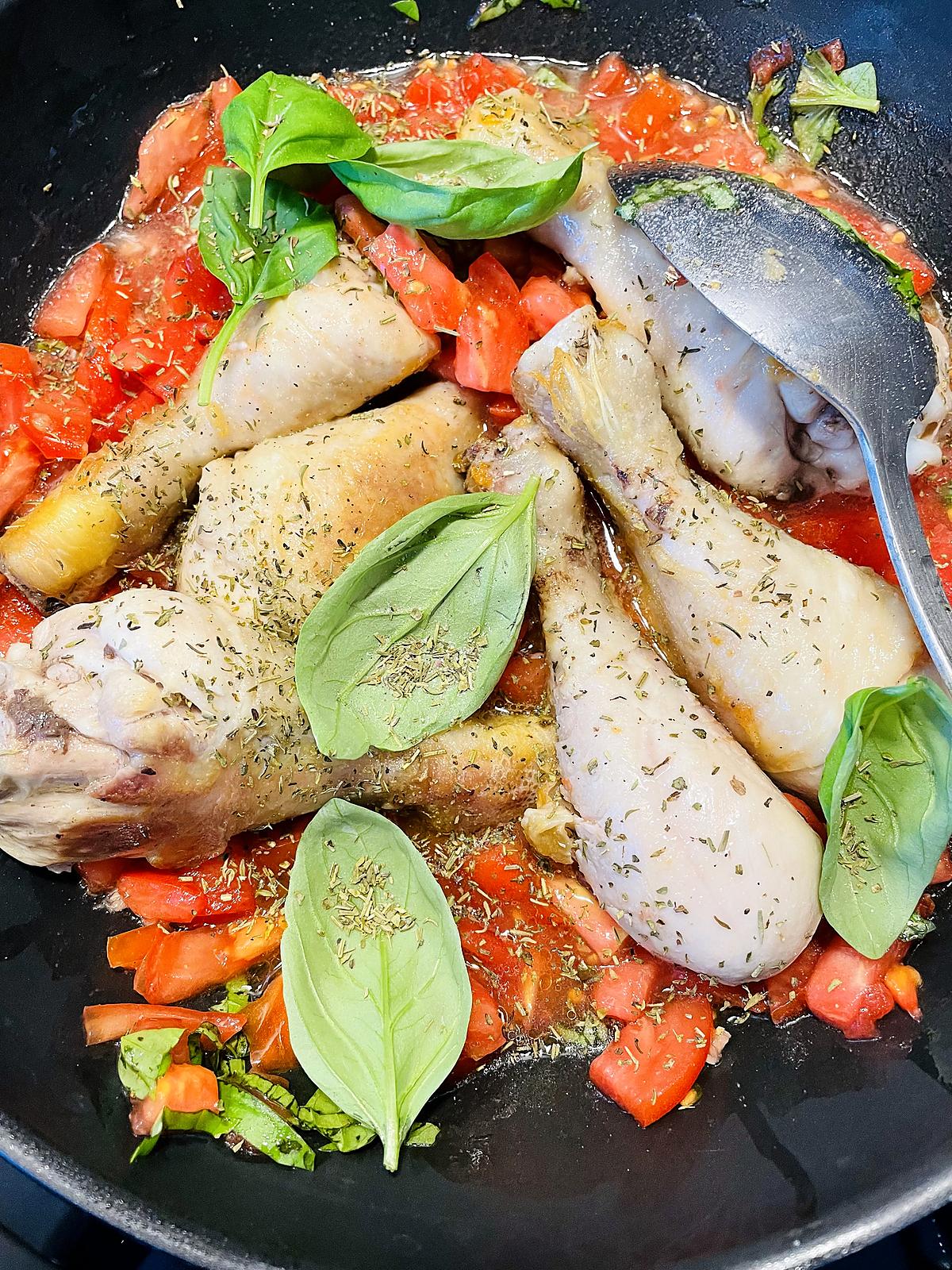 recette pilons de poulet aux tomates fraiches et basilic