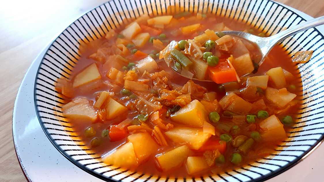 Recette de Soupe réconfortante de grand-mère aux légumes non mixée