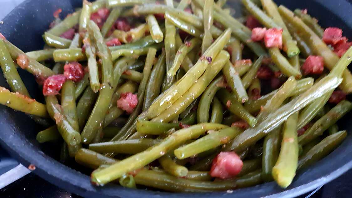 Recette de Poêlée de haricots verts aux oignons et lardons