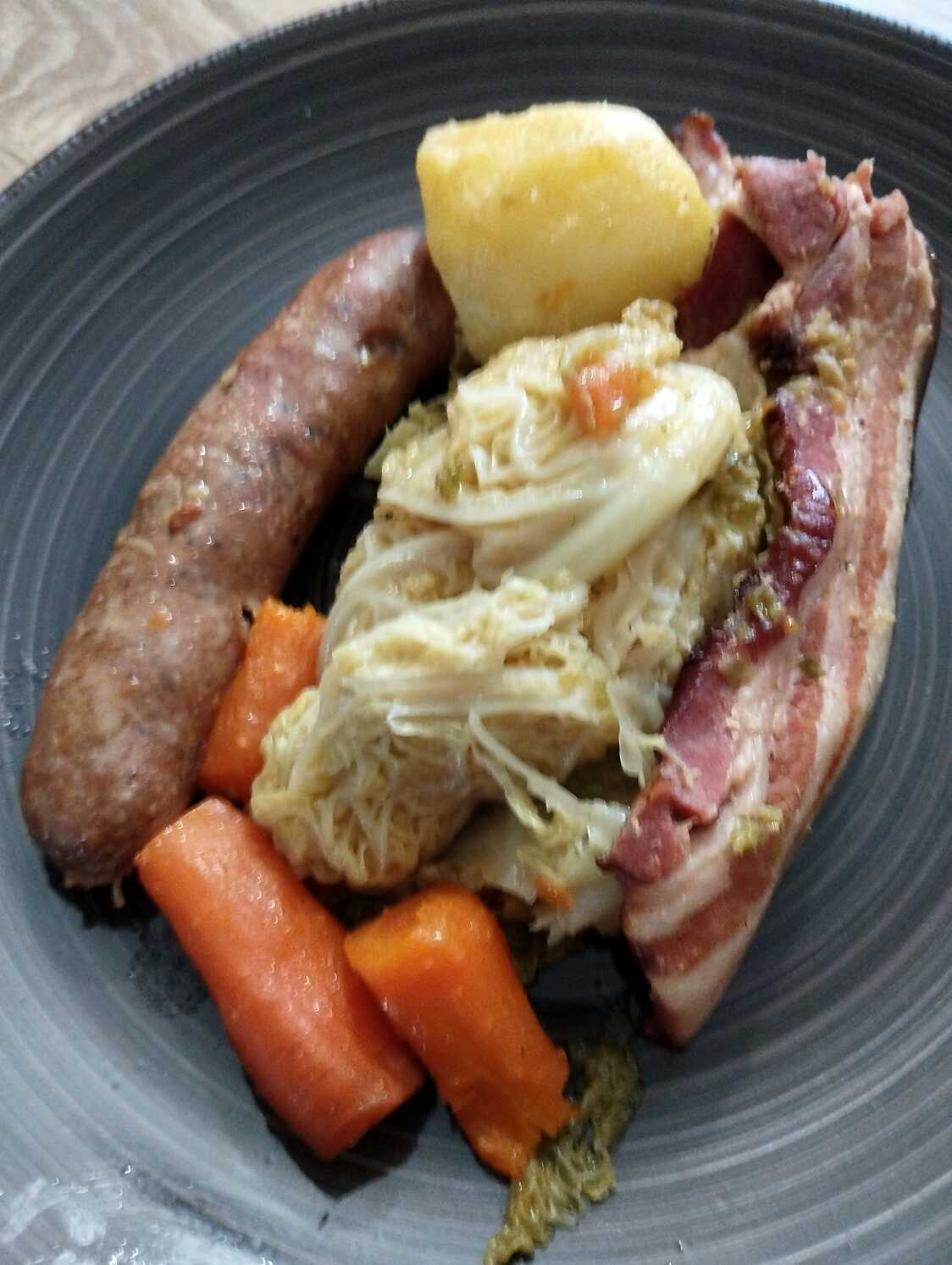 Recette de Choux vert frisé aux saucisse a l'oignon au cookéo
