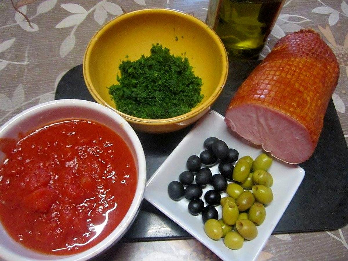 Rôti kassler aux olives. Kasser-en-sauce-tomates.olives