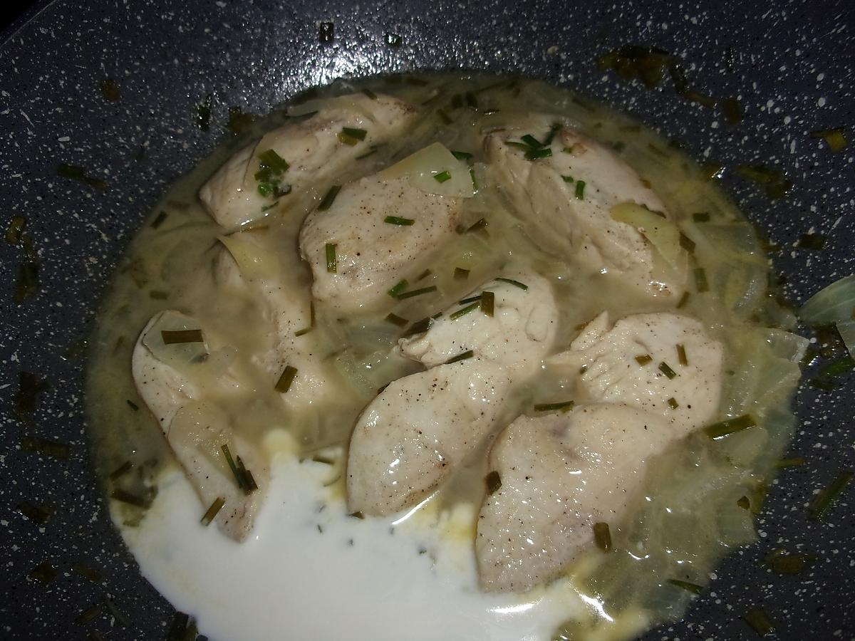 recette Filet tranché de poulet.vin blanc.crème fraiche.ciboulette.