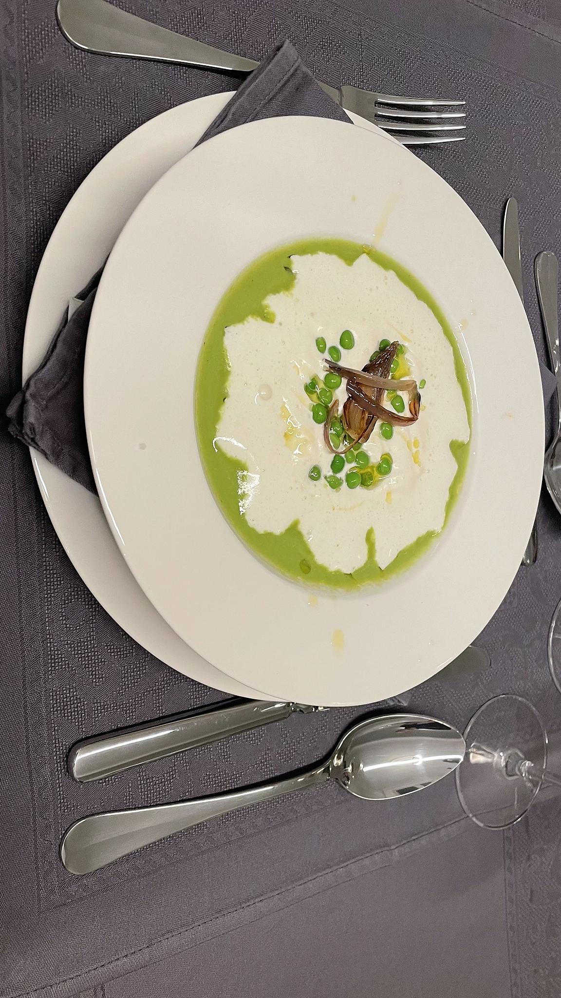 recette Velouté de petits pois mousse échalote et chèvre oignon grillé