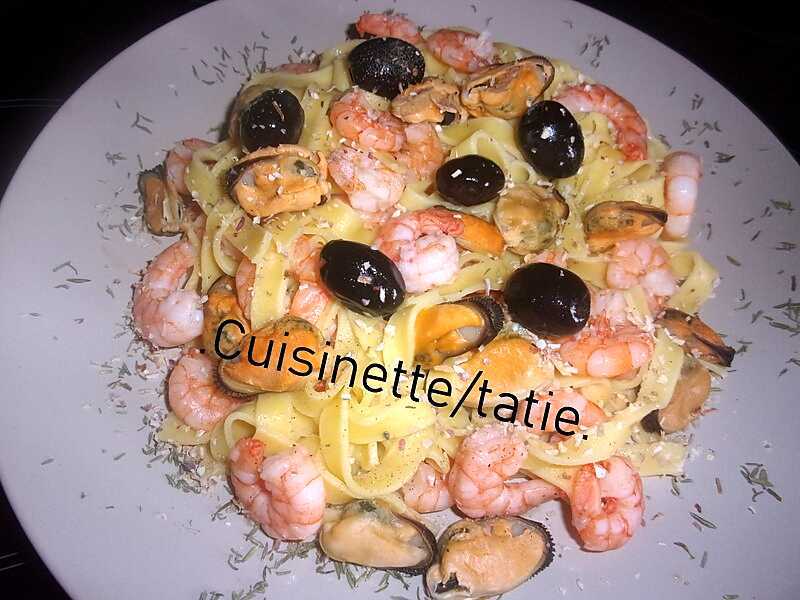 Tagliatelle aux crevettes.moules.et olives noires.