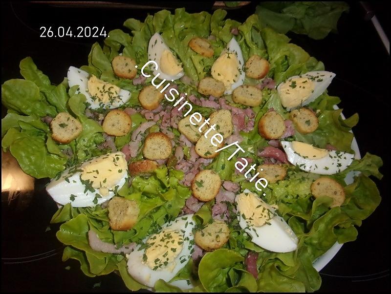 recette Salade verte composées de lardons,oeufs,croûtons ailés.