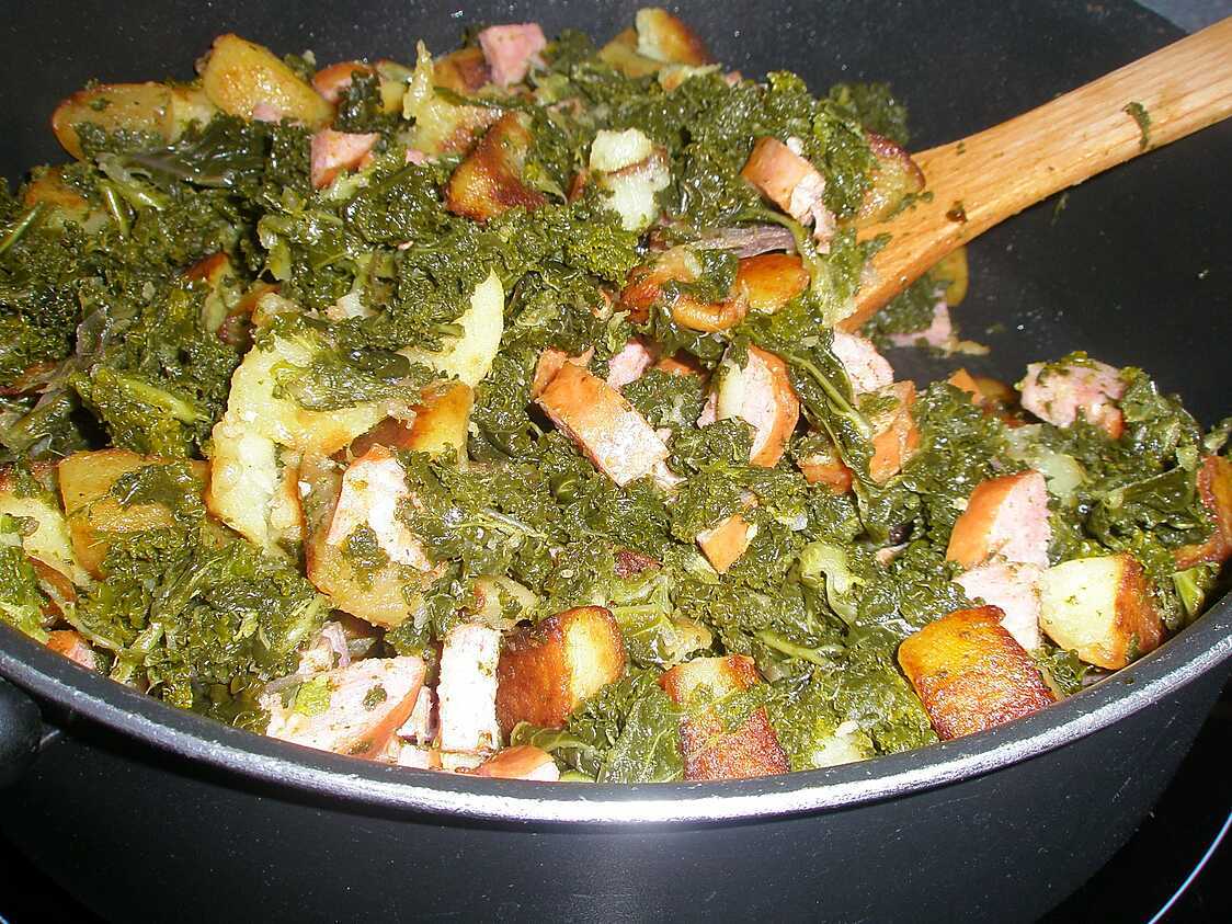 Recette de Poêlée de chou kale au saucisses et pommes de terre
