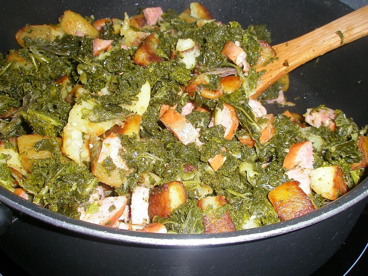 Recette de Poêlée de chou kale au saucisses et pommes de terre