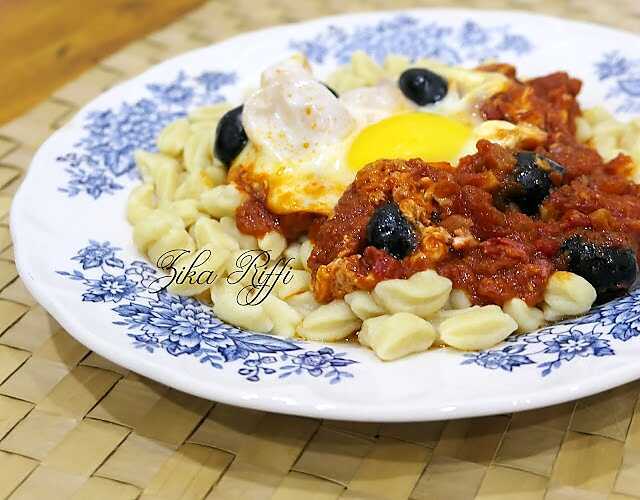 FARFELS- PÂTES FRAÎCHES MAISON- SAUCE TOMATE- OEUFS COULANTS ET OLIVES NOIRES