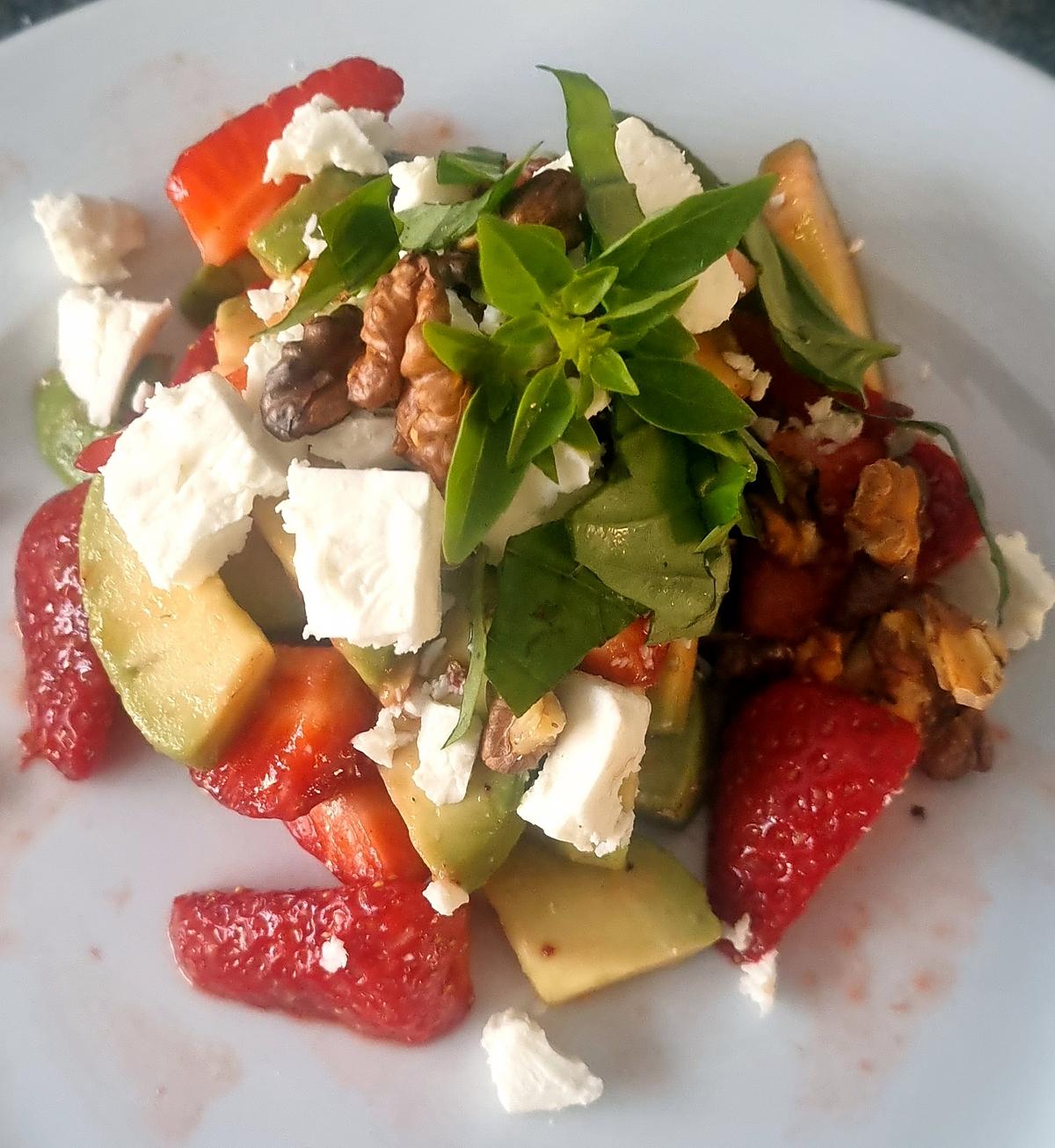 recette Tartare de fraises & avocat au basilic ,féta et noix croquantes