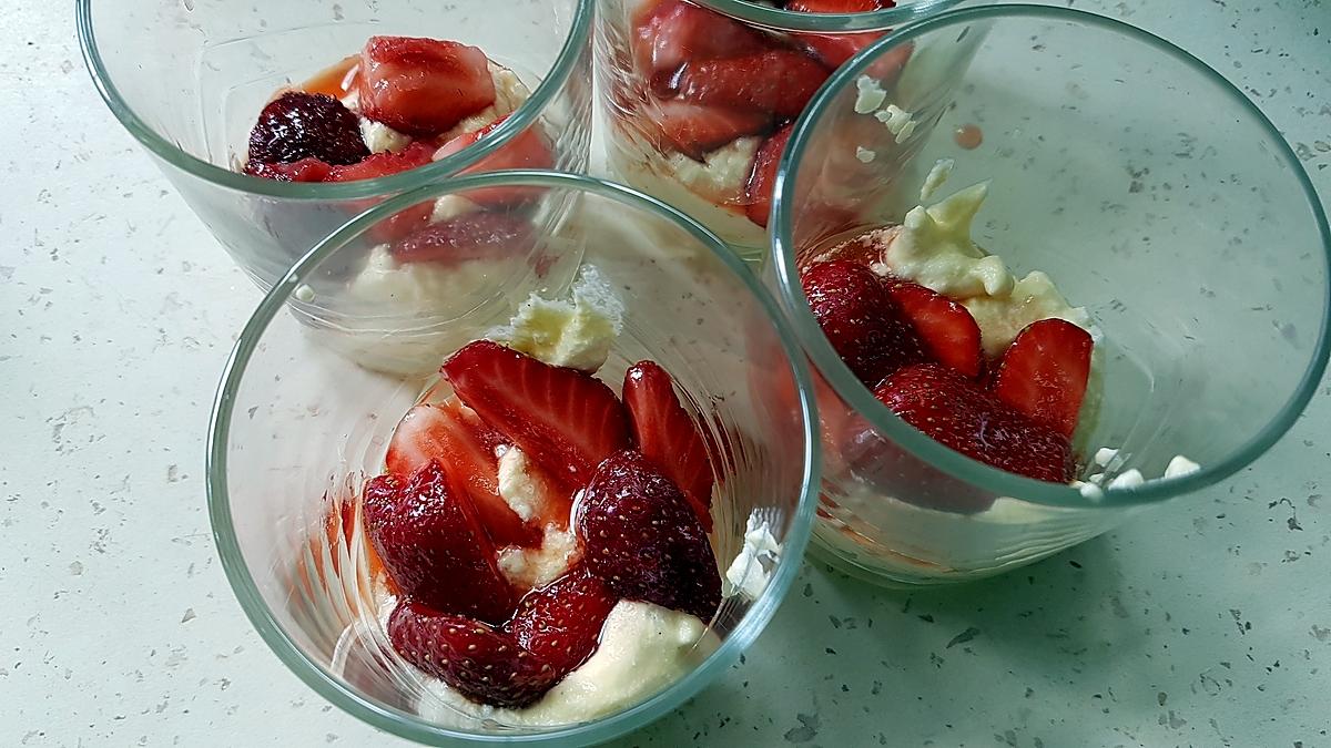recette Verrine fraises au mascarpone vanillé à la liqueur de framboises.