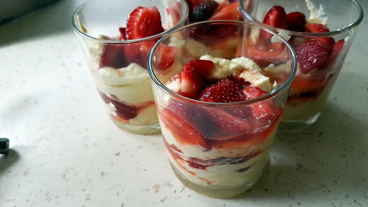 recette Verrine fraises au mascarpone vanillé à la liqueur de framboises.