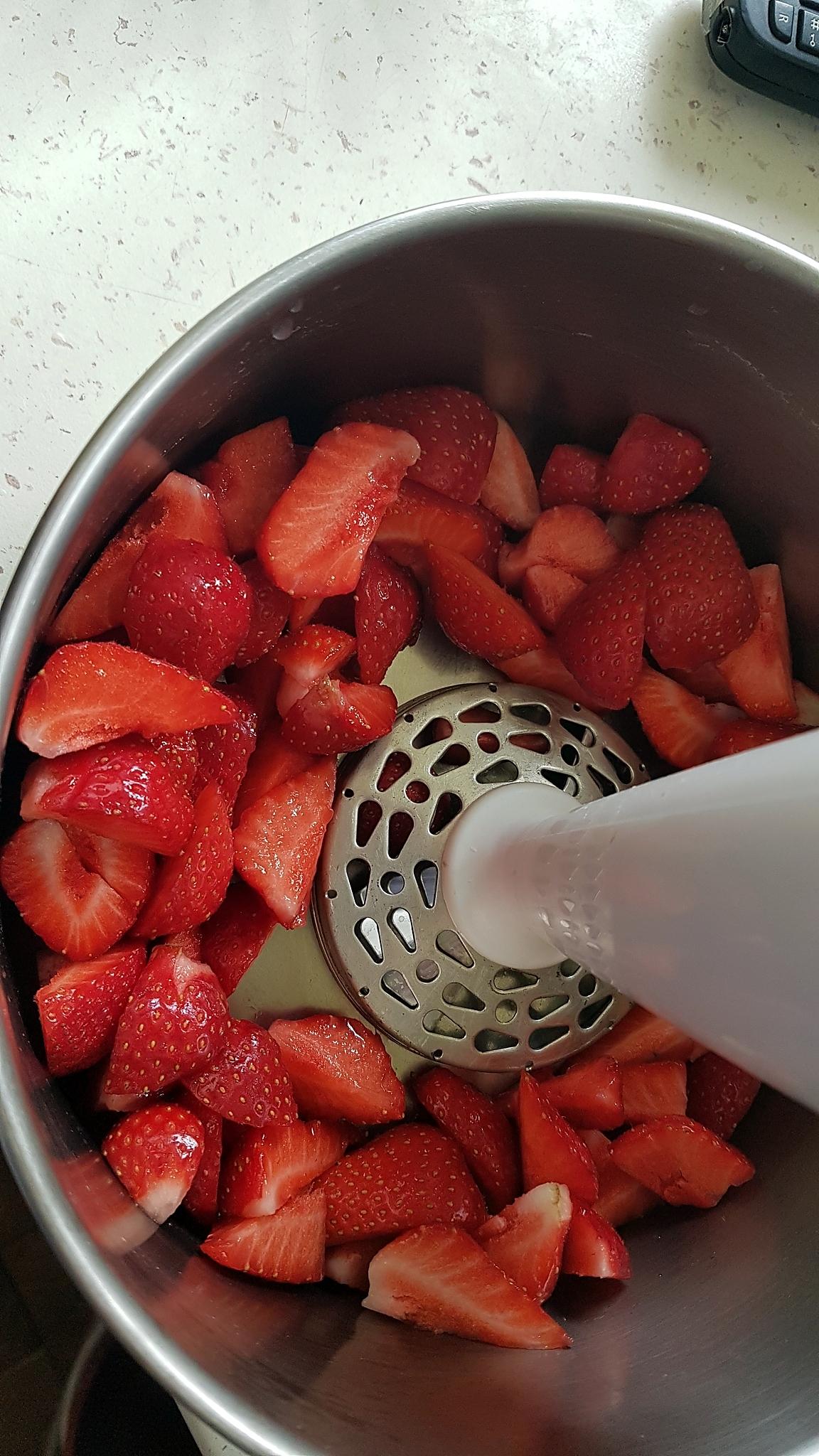 recette Bavarois aux fraises sur génoise et son miroir aux framboises