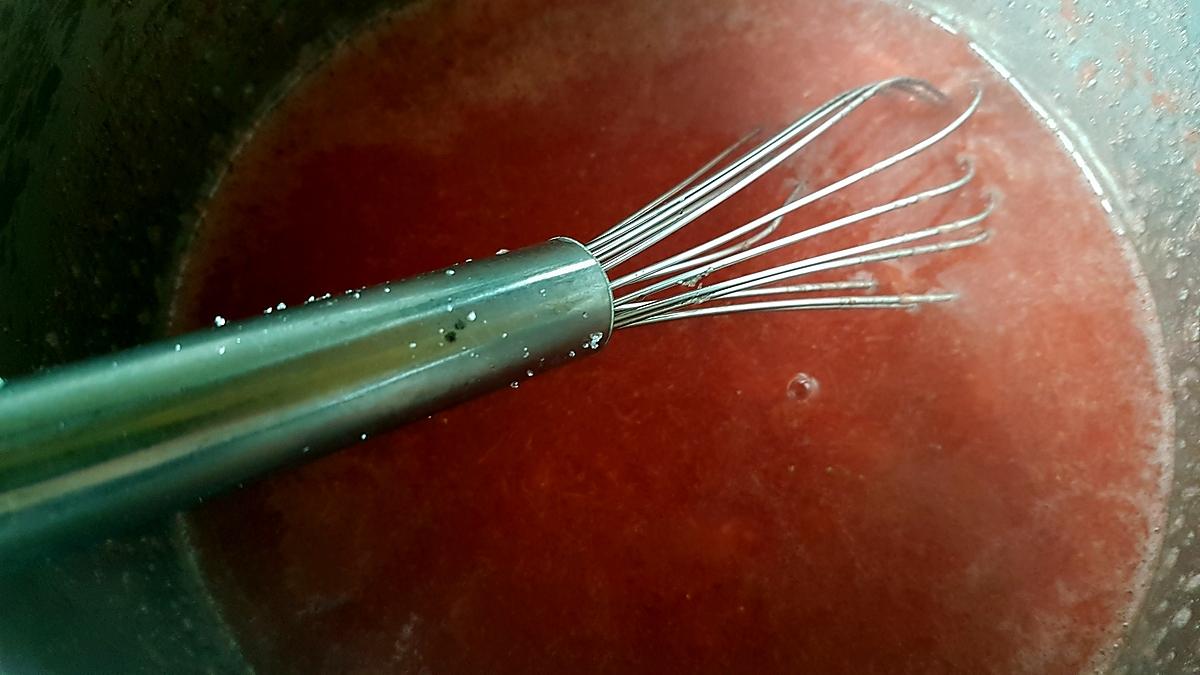 recette Bavarois aux fraises sur génoise et son miroir aux framboises