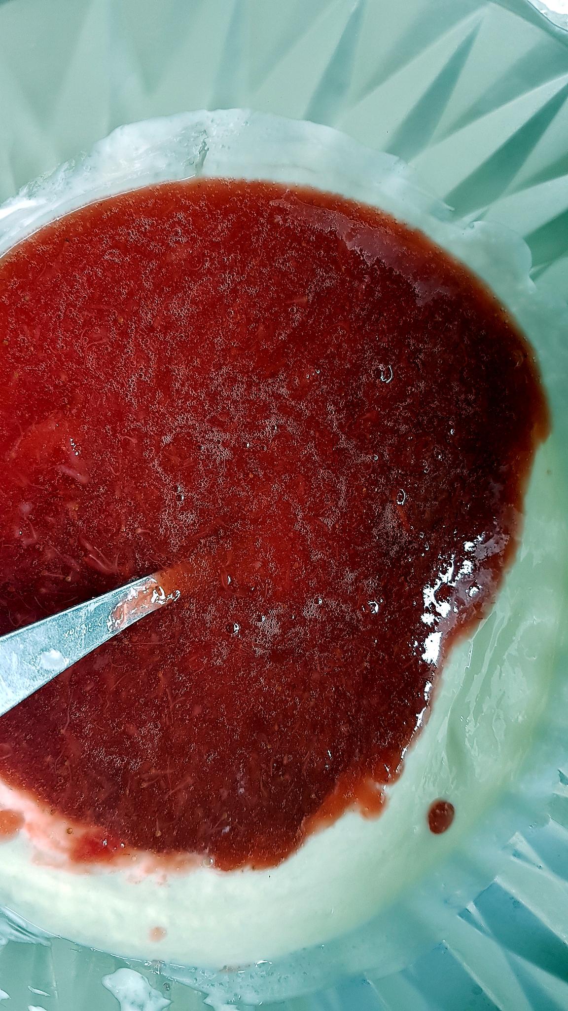 recette Bavarois aux fraises sur génoise et son miroir aux framboises