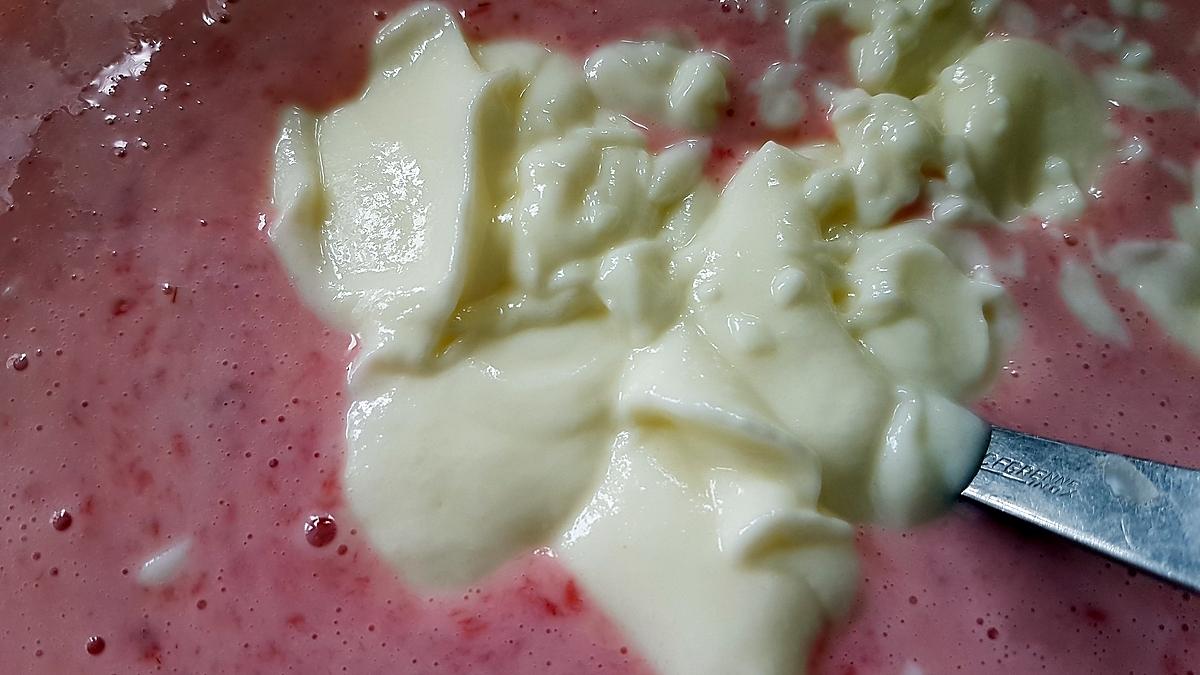 recette Bavarois aux fraises sur génoise et son miroir aux framboises