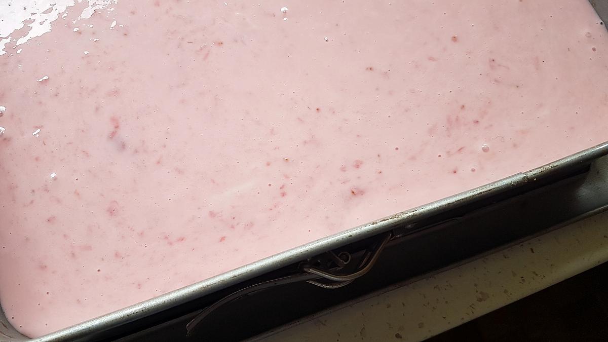 recette Bavarois aux fraises sur génoise et son miroir aux framboises