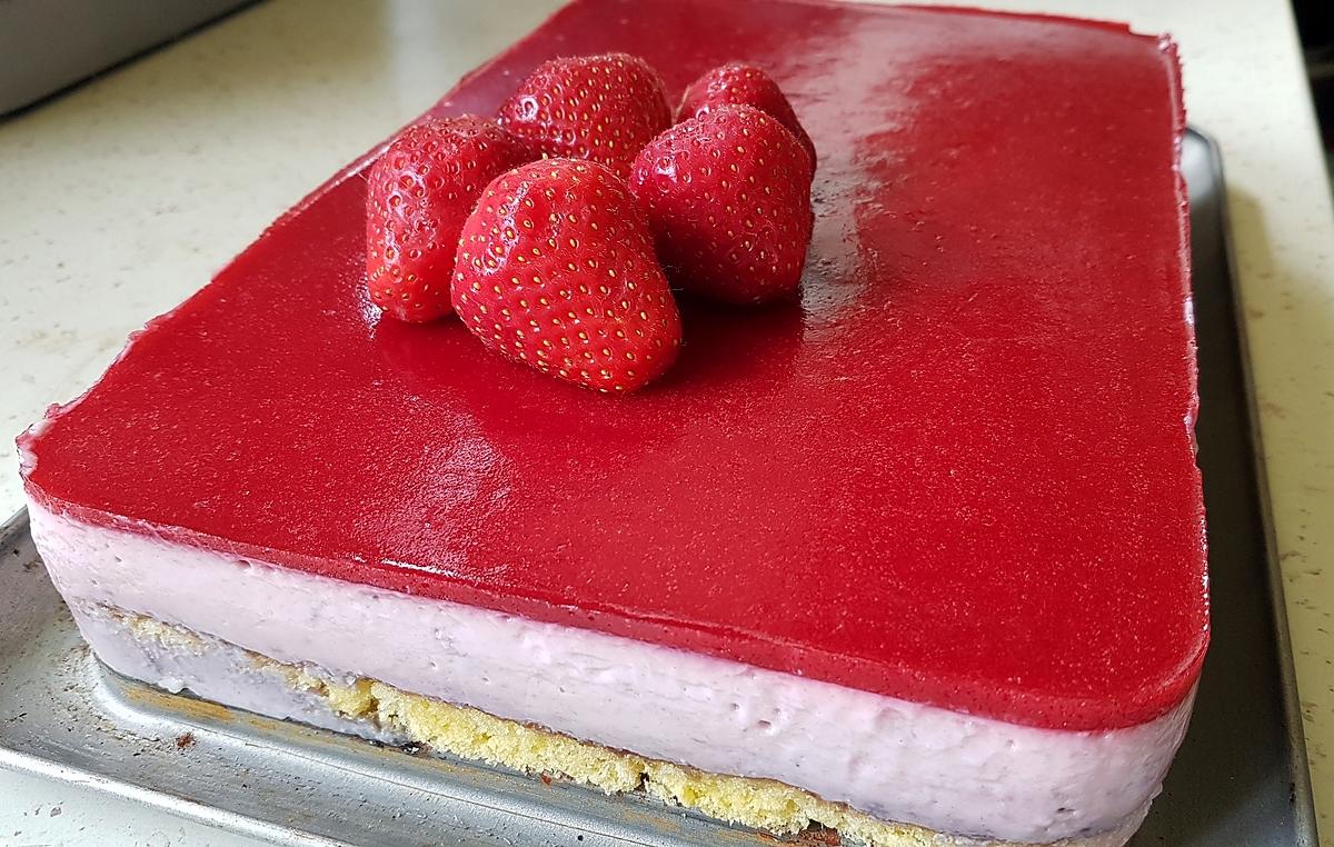 recette Bavarois aux fraises sur génoise et son miroir aux framboises