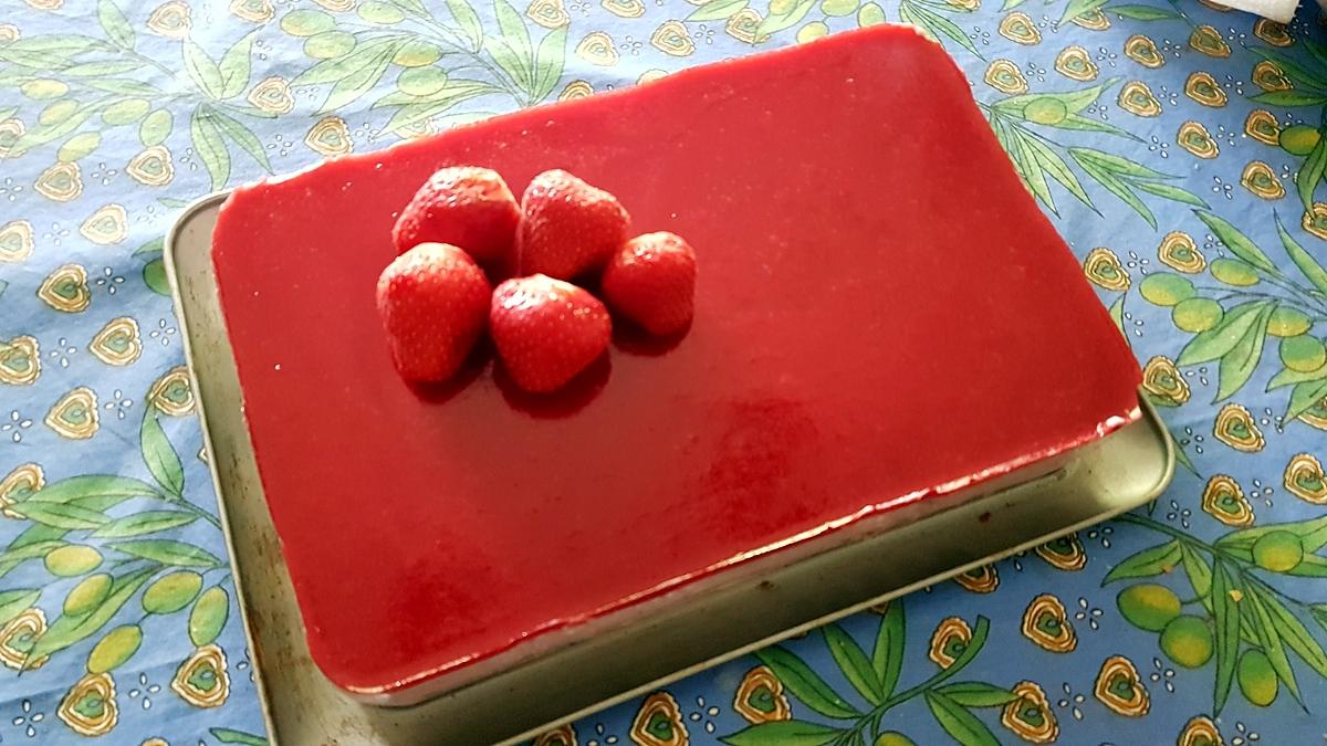 recette Bavarois aux fraises sur génoise et son miroir aux framboises