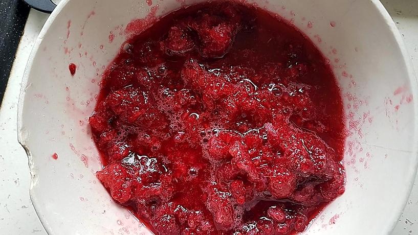 recette Bavarois aux fraises sur génoise et son miroir aux framboises