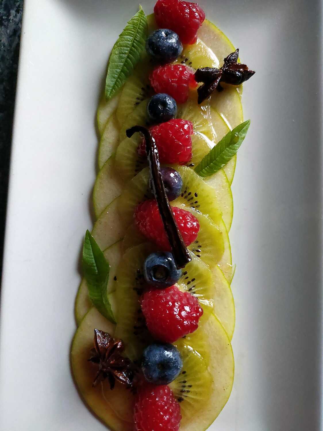 Carpaccio de fruits frais au sirop infusé aux épices