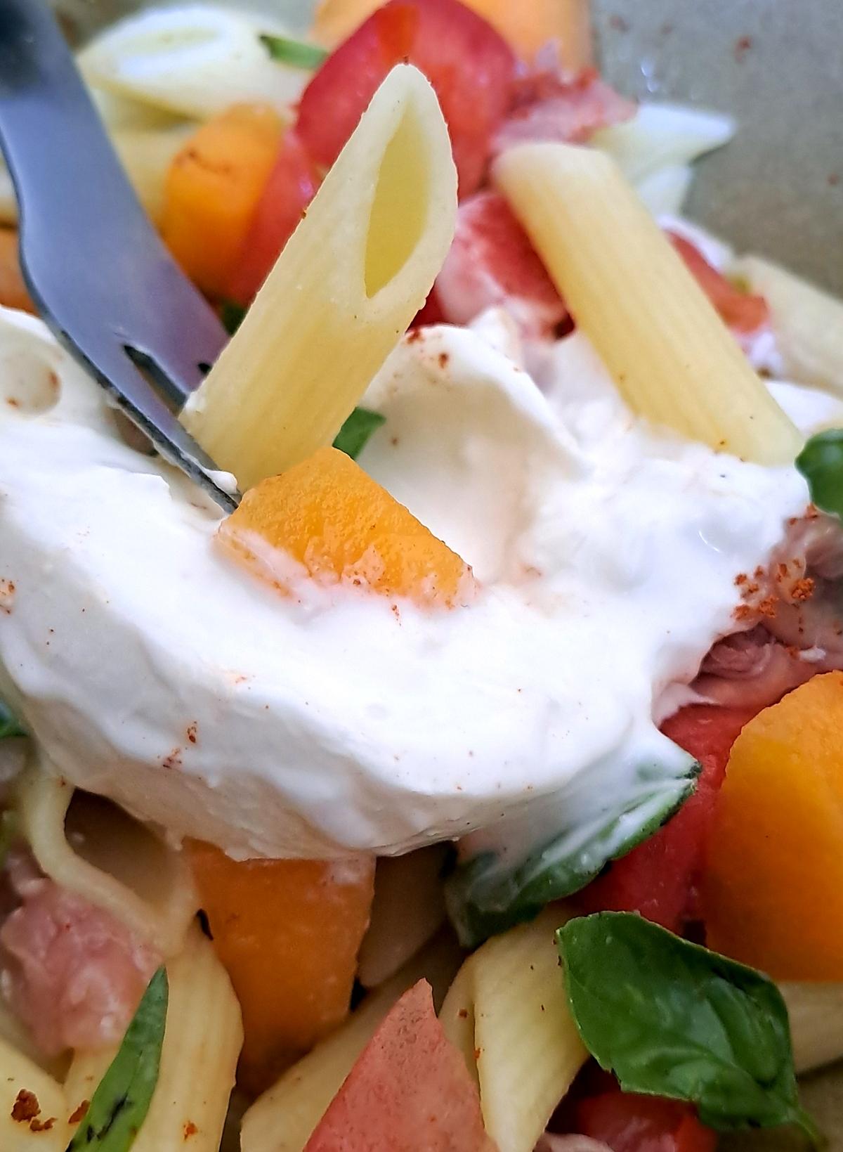 recette Salade rafraîchissante de pâtes, jambon séché, melon - pastèque & burrata