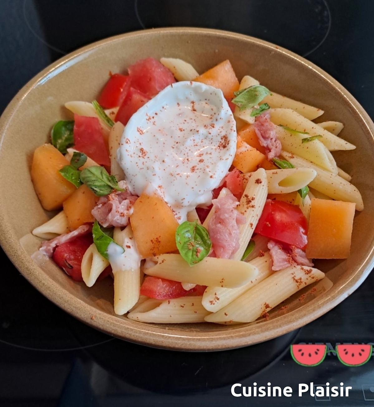 recette Salade rafraîchissante de pâtes, jambon séché, melon - pastèque & burrata