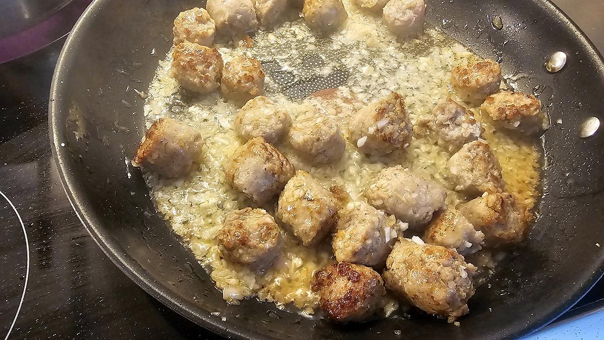 recette Pâtes gourmandes à la tomate et saucisse poêlée